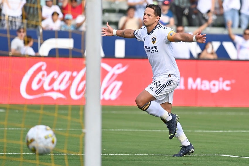 Chicharito en celebración de gol