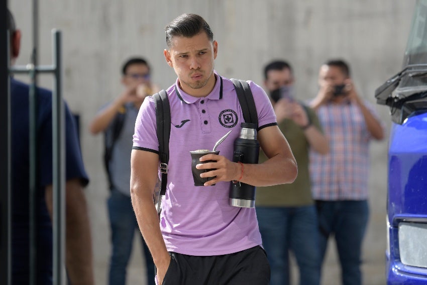 Ángel Romero en un partido de Cruz Azul