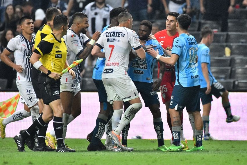 Pelea entre Rayados y Hurtado