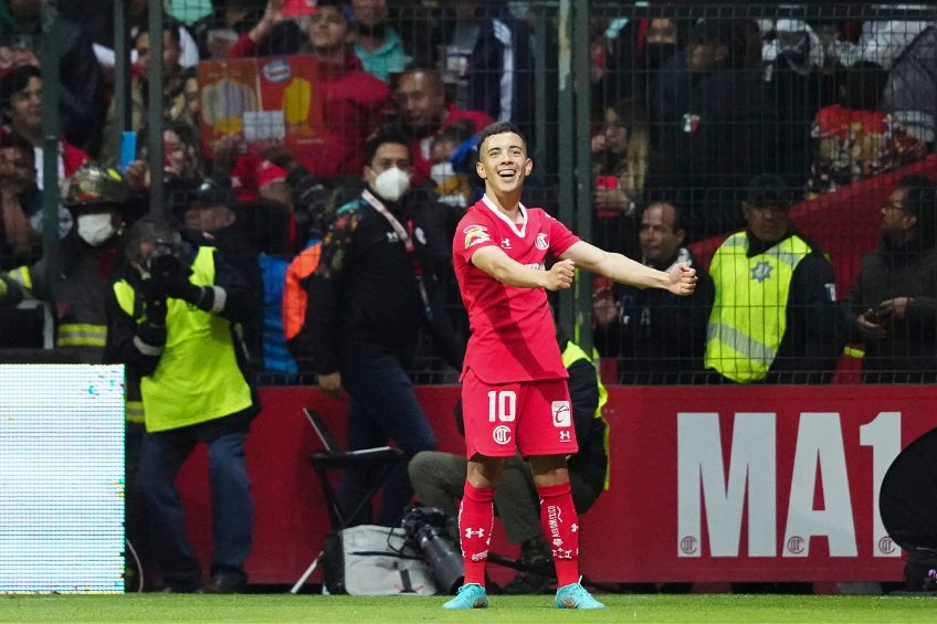 Leo Fernández festejando un gol