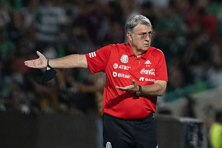 Gerardo Martino dirigiendo a la Selección Mexicana