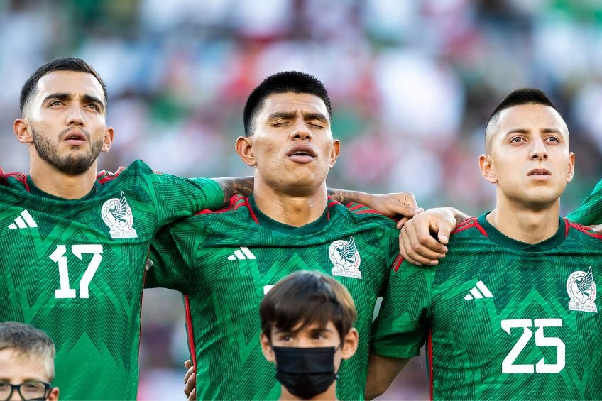 Jugadores de México entonando el Himno Nacional