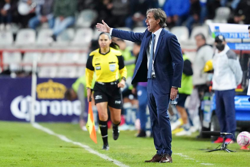 Guillermo Almada dirigiendo a Pachuca