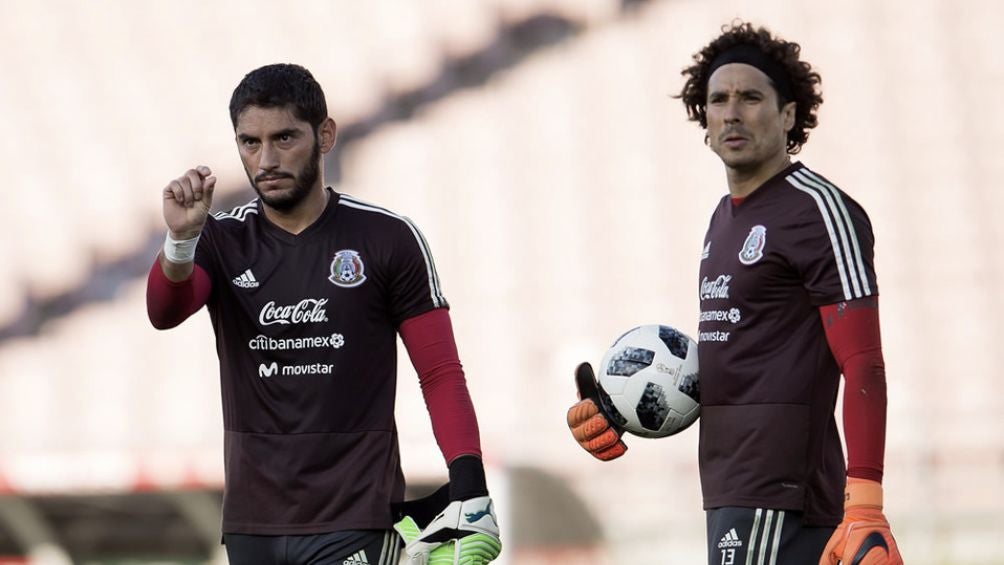 Ochoa y Corona en entrenamiento de la Selección