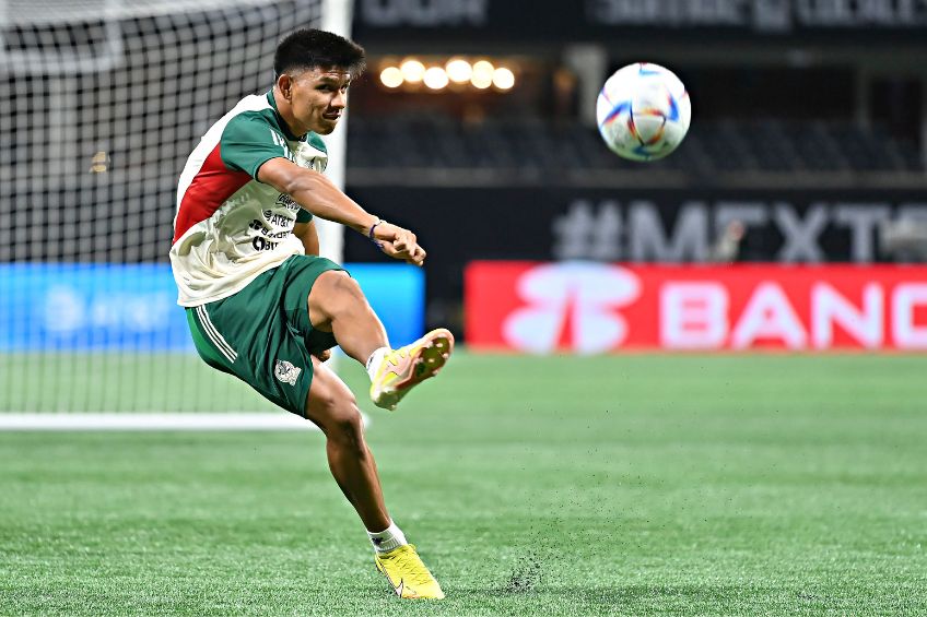 Jesús Gallardo entrenando con la Selección Mexicana