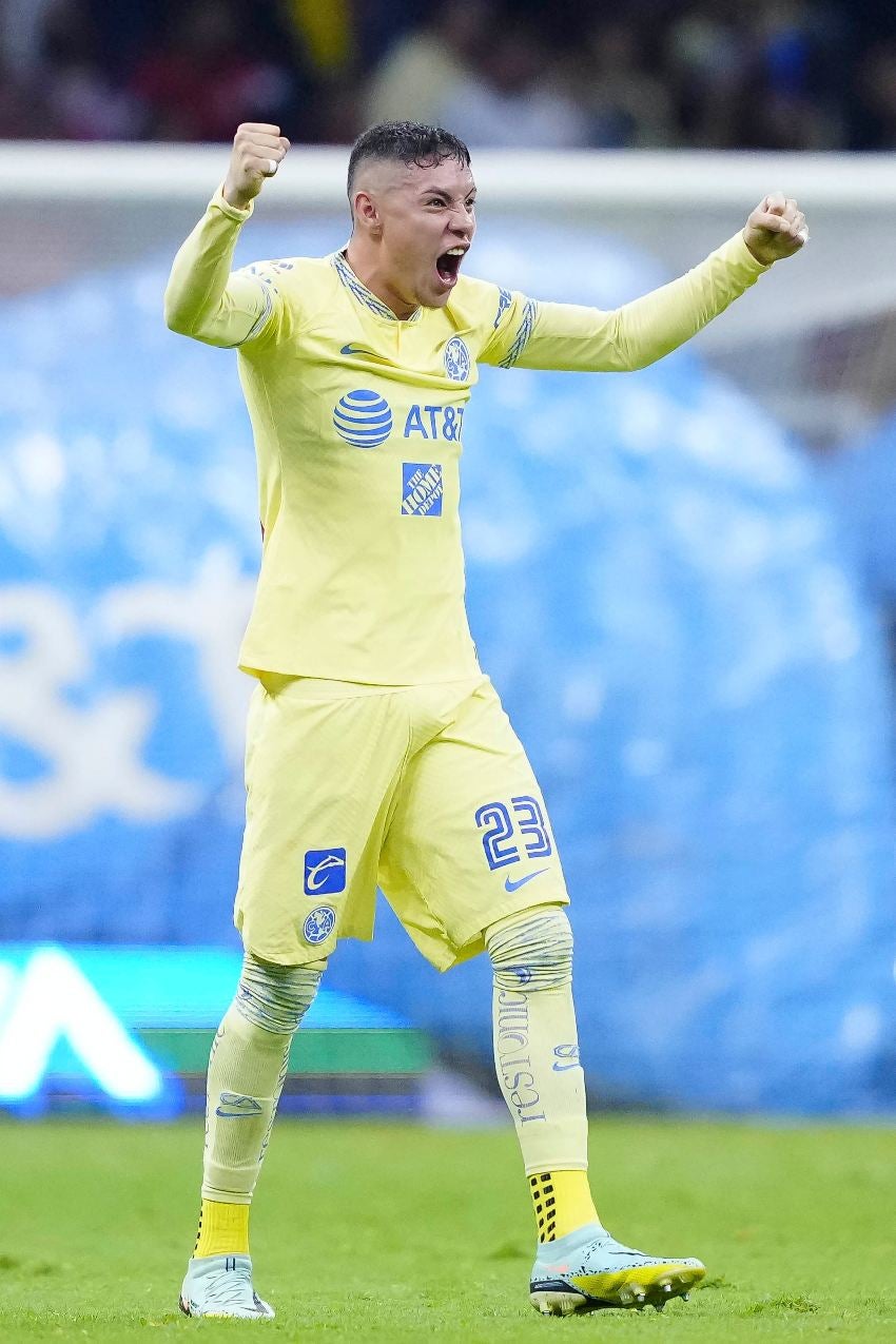 Emilio Lara en celebración de gol