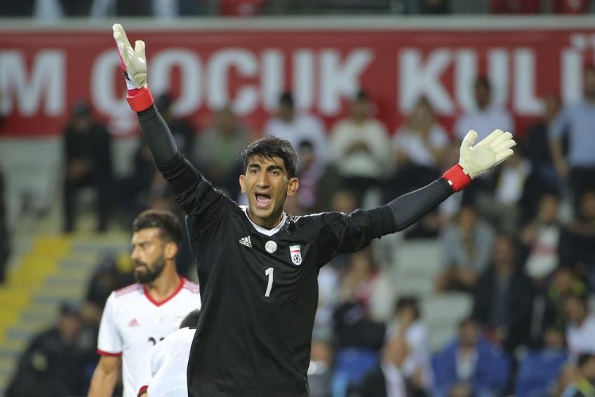 Alireza Safar Beiranvand durante un partido de Irán