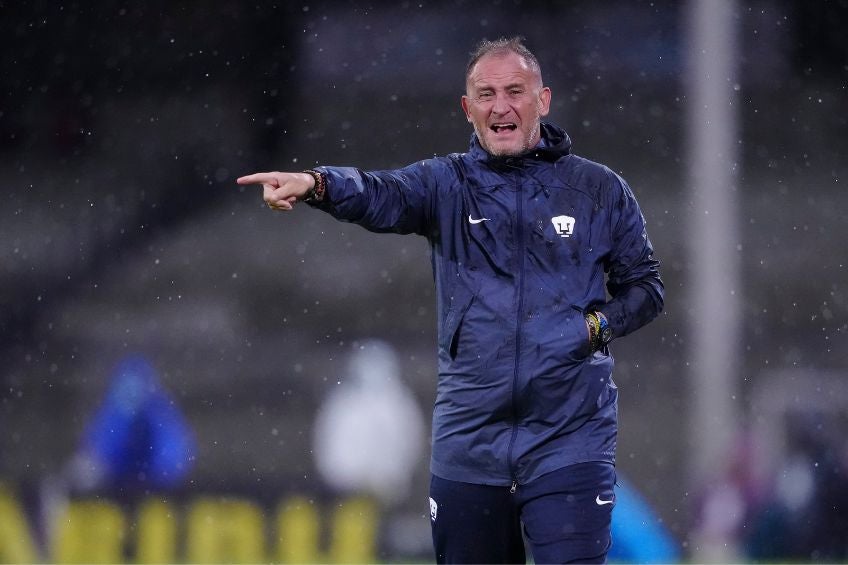 Andrés Lillini dirigiendo a Pumas