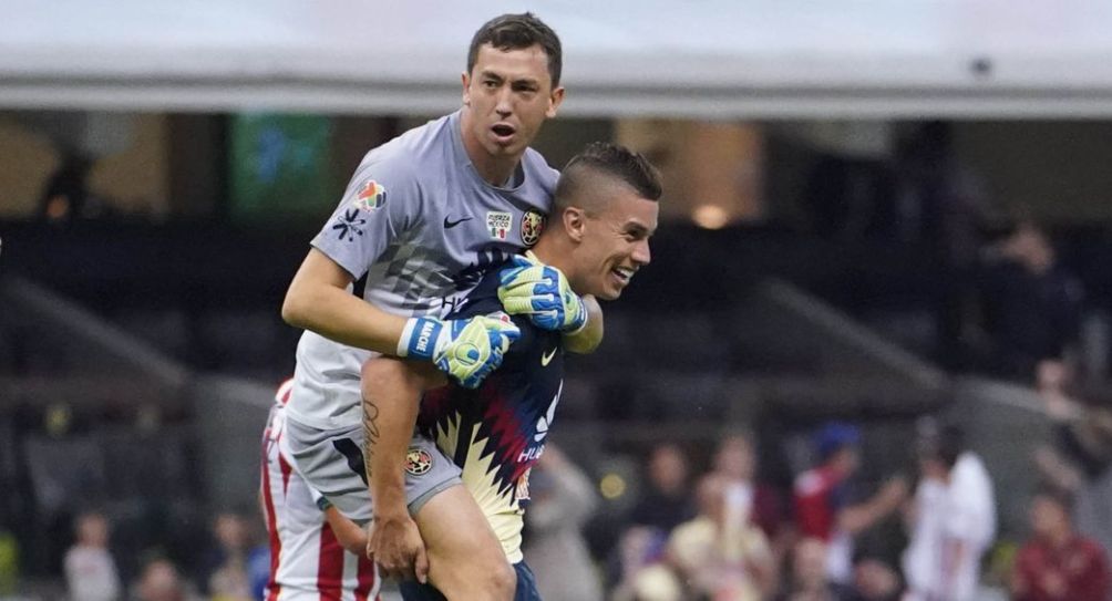 Marchesín y Uribe durante un partido del América