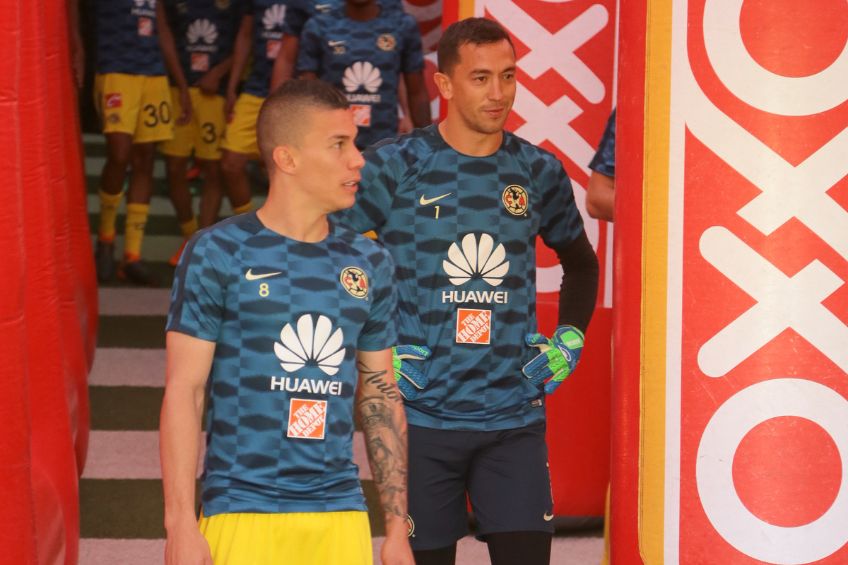 Marchesín y Uribe previo a un partido del América