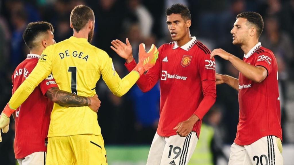 Varane con su compañeros del United 