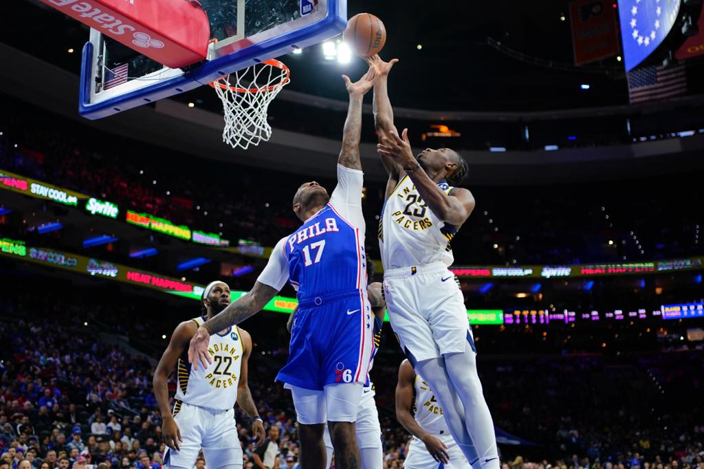 P. J. Tucker anota para los Sixers 