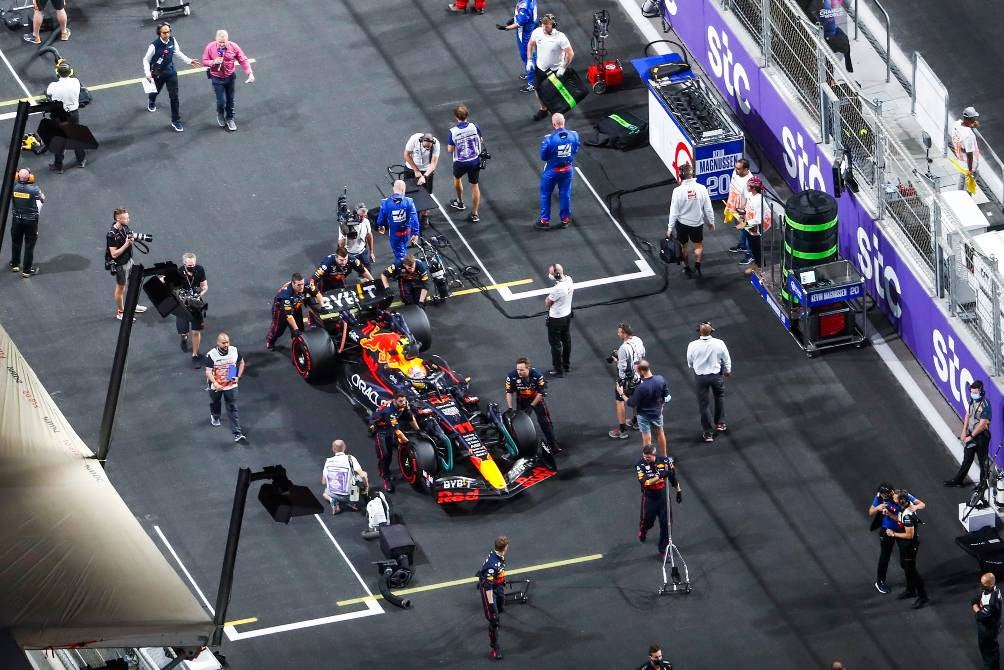 Una parada en pits le costó el podio a Checo en Arabia Saudita