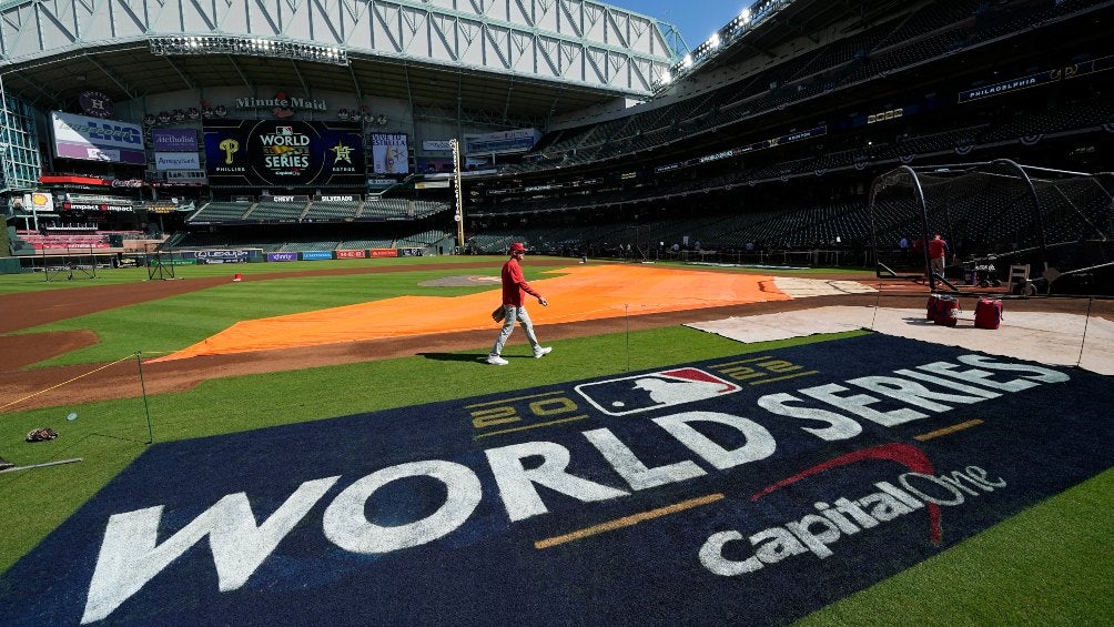 Jugadores caminan por el campo antes del Juego 1 de la Serie Mundial