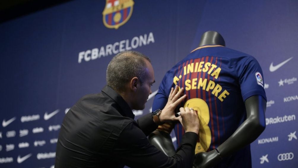 Iniesta en la renovación de por vida con el Barça