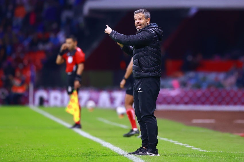 Rafa Puente dirigiendo en el Estadio Azteca