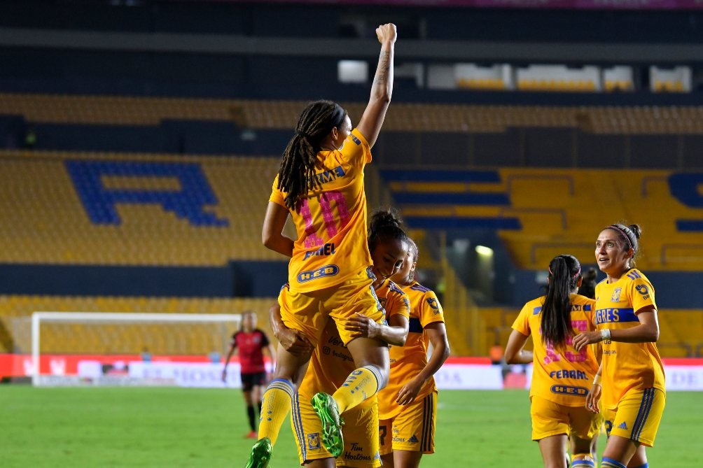 Mía Fishel celebra un gol con Tigres