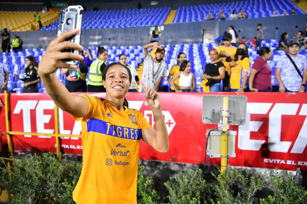 Mía Fishel celebra con la afición de Tigres Femenil