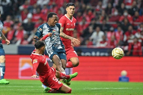 Romario Ibarra en acción con Pachuca durante la Ida de la Final