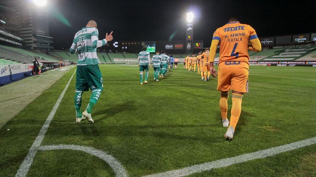 Ayala saliendo a un partido