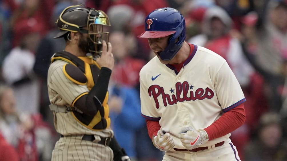 Rhys Hoskins celebrando una carrera 