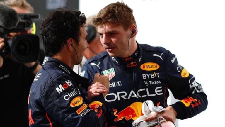 Max y Checo festejando 