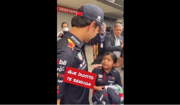 Checo Pérez posa con pequeña fan en el Autódromo Hermanos Rodríguez