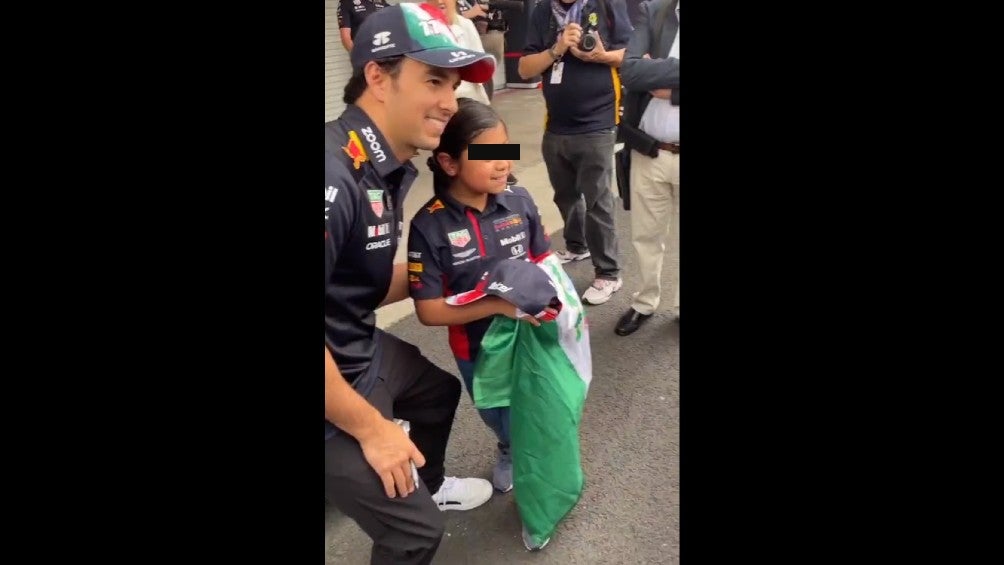 Checo Pérez posa con pequeña fan en el Autódromo Hermanos Rodríguez