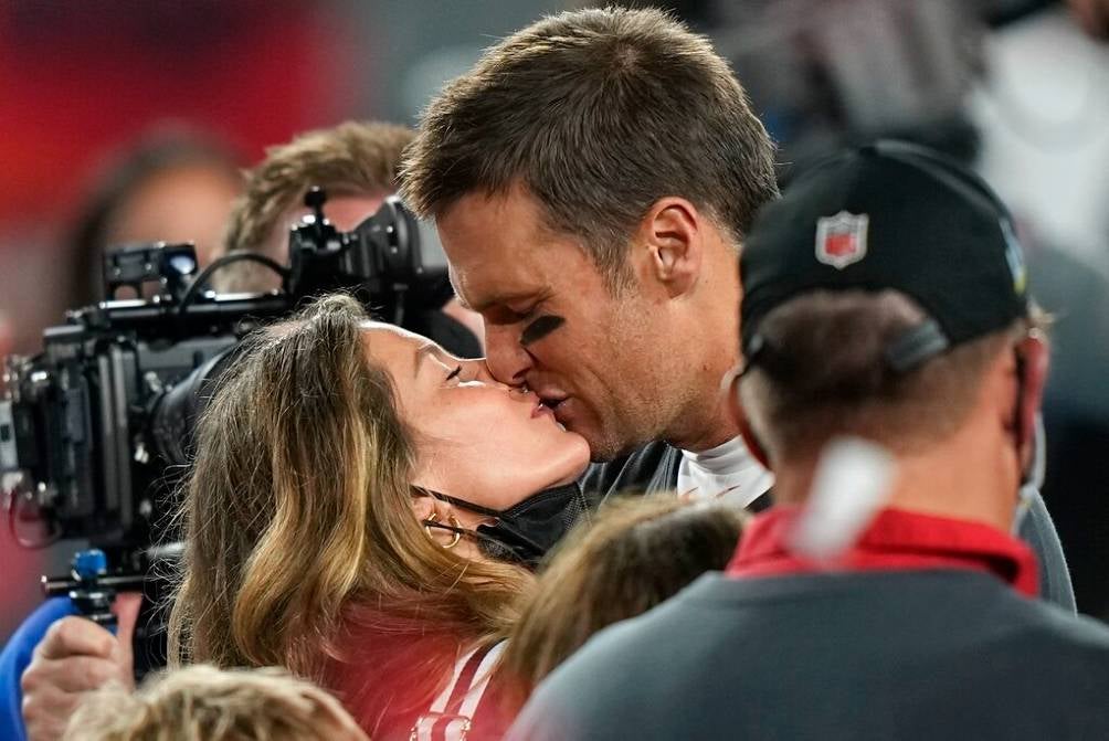 Tom Brady y Gisele Bündchen besándose 