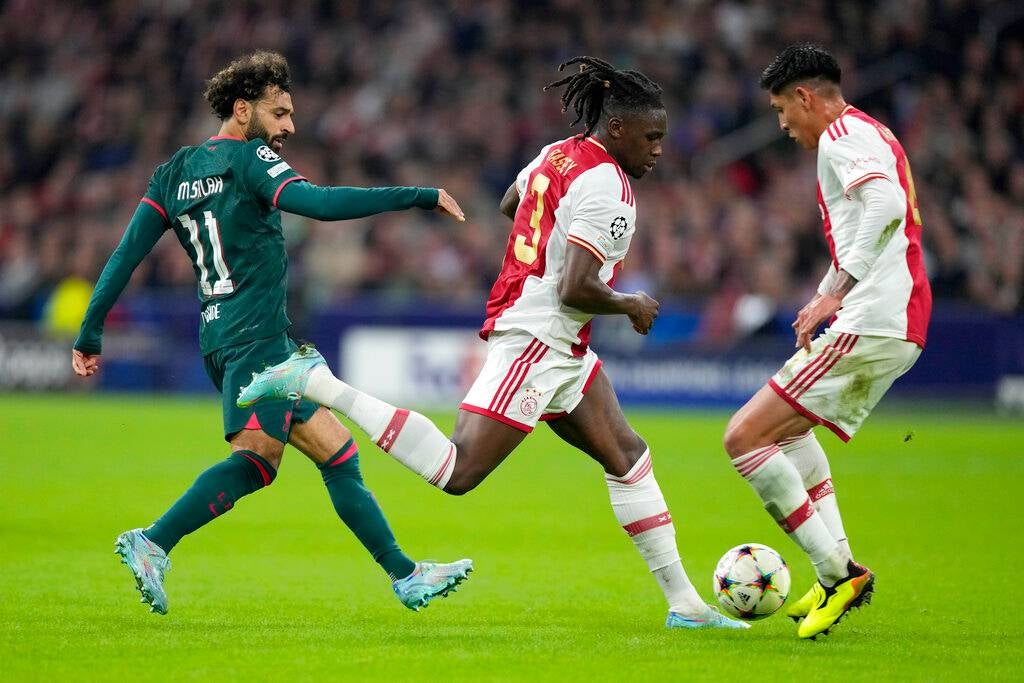 Edson Álvarez en el partido ante Liverpool