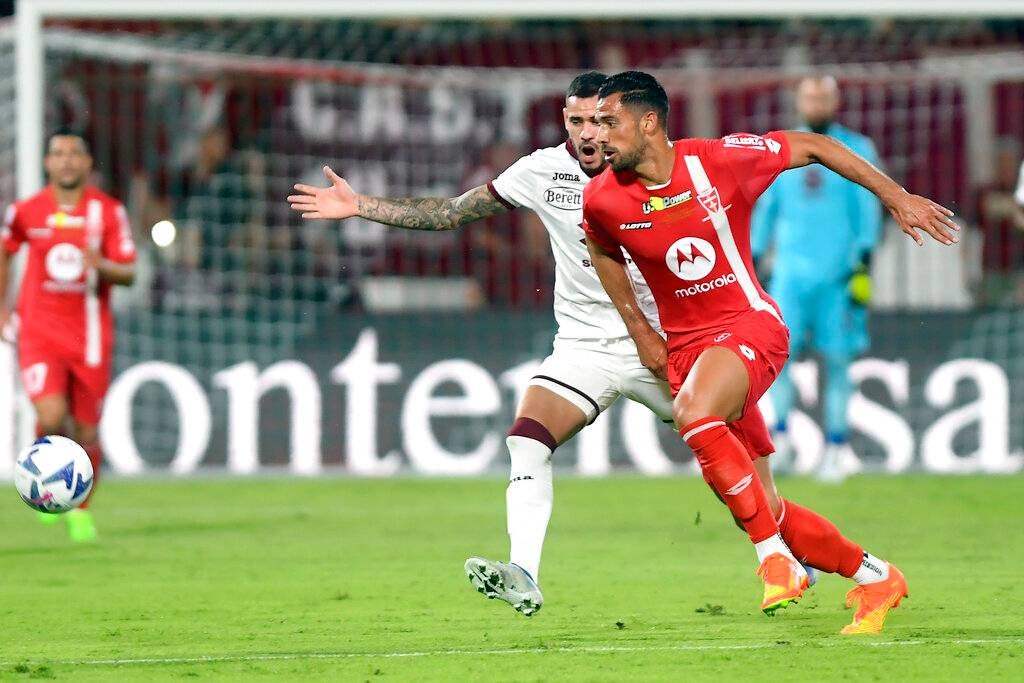 Pablo Marí durante un partido