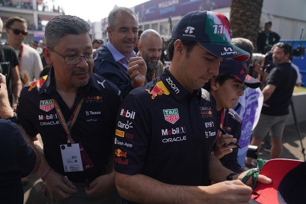 Checo Pérez atendió a sus fans en el Autódromo Hermanos Rodríguez