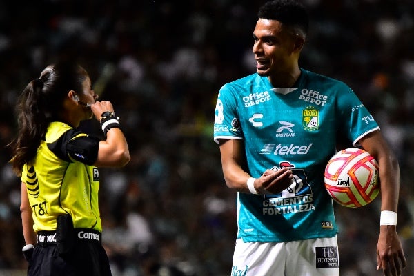 Enedida Caudillo en un partido de la Liga MX