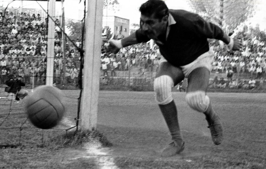 Antonio Carbajal en juego durante Chile 62