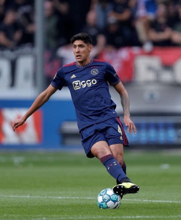 Edson Álvarez en acción con el Ajax