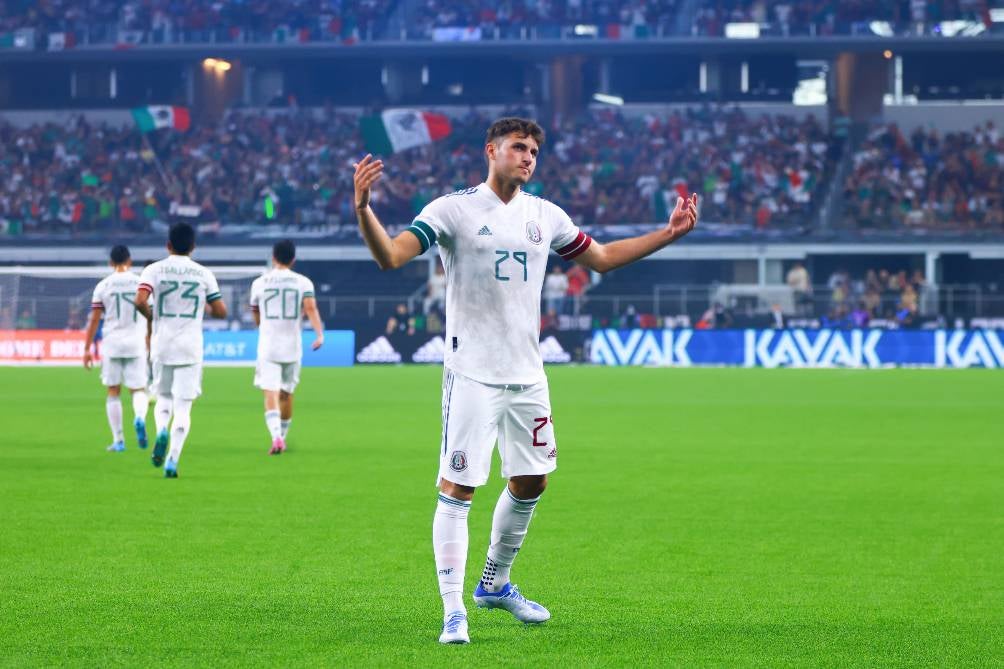 Santiago Giménez festeja un gol con la Selección Mexicana