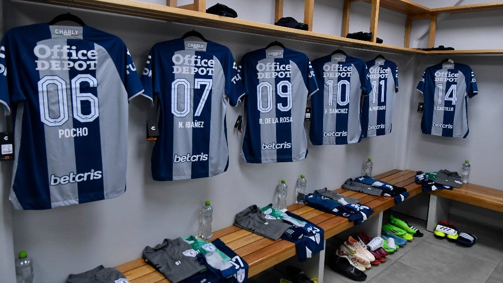 Uniformes del Pachuca en vestidores del Nemesio Díez