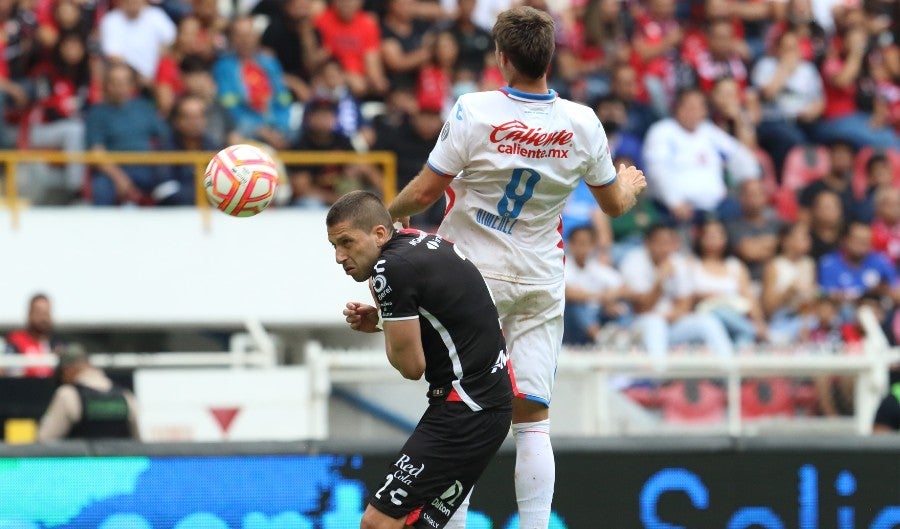 Chaquito pelea el balón con Nervo