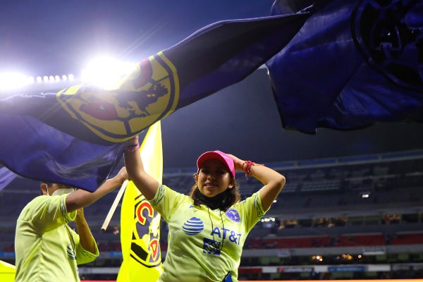 Afición azulcrema en partido