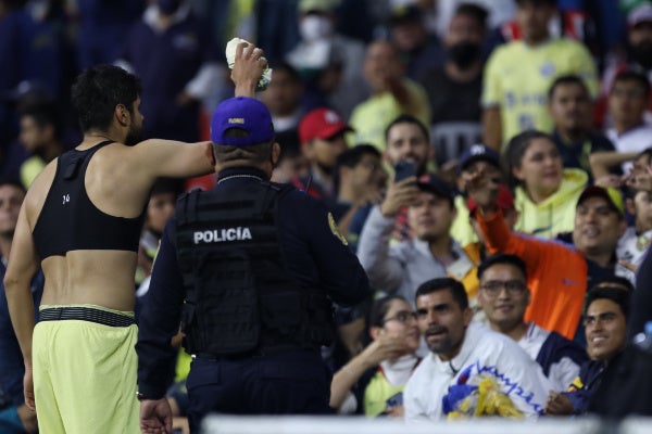 Néstor Araujo y afición después de partido 