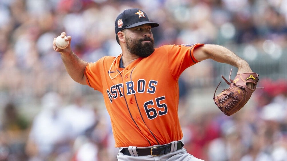 José Urquidy durante un partido con Astros