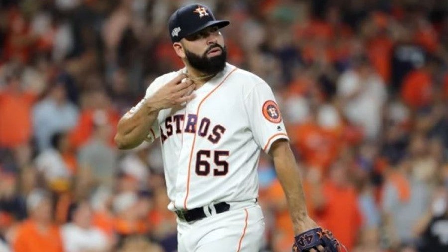 José Urquidy durante un partido con Astros