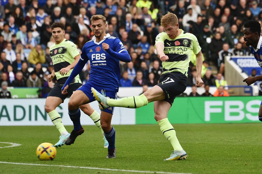 Kevin De Bruyne lo intentó de larga distancia 