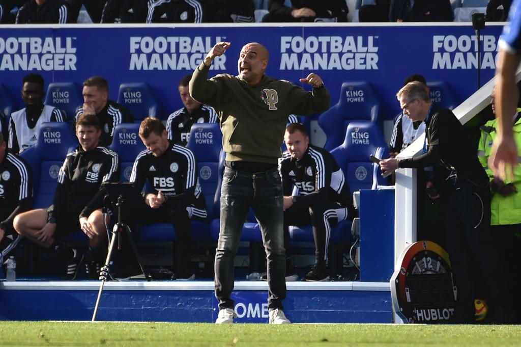 Guardiola dirigiendo al City 