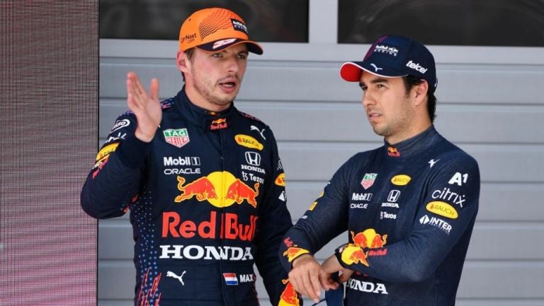 Sergio 'Checo' Pérez y Max Verstappen en charla 