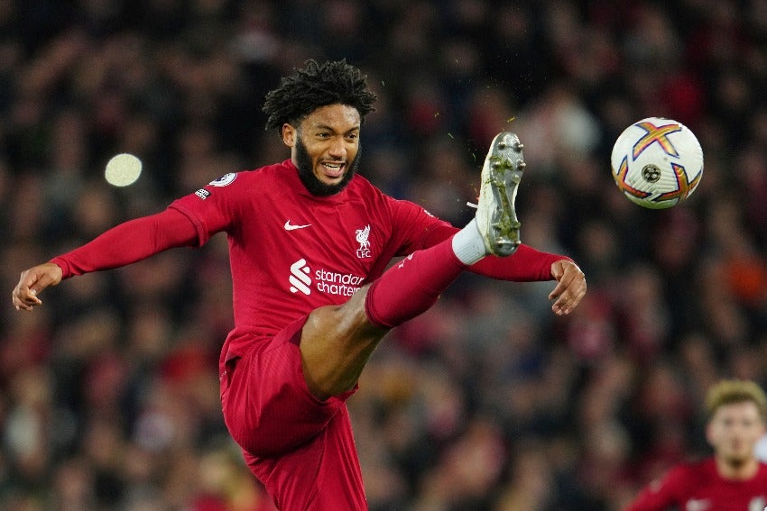 Joe Gomez en un partido de Liverpool