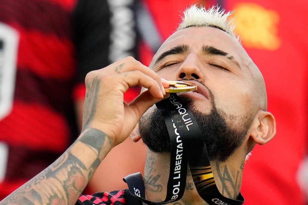 Arturo Vidal con su medalla de campeón de Copa Libertadores