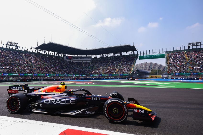 Checo Pérez durante las prácticas libres