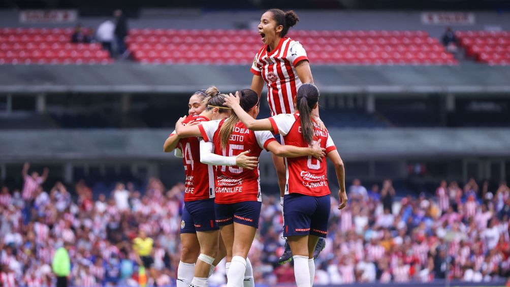 Chivas Femenil festejando el gol de la victoria ante Cruz Azul