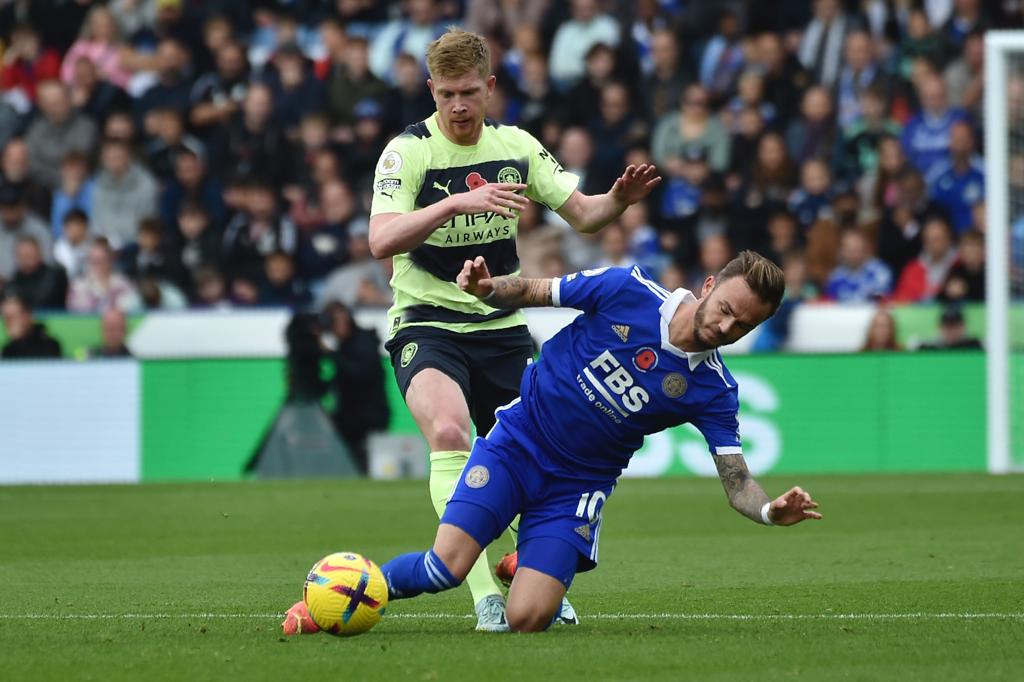 De Bruyne haciendo labores defensivos 